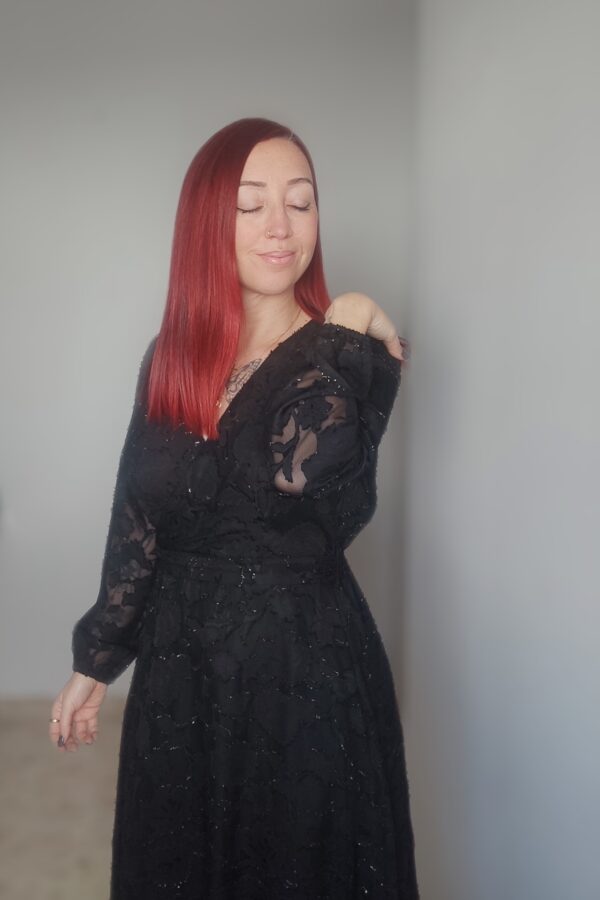 VESTIDO NEGRO CON DETALLES